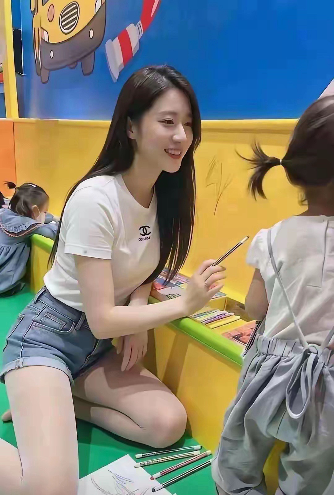 接这幼儿园的小朋友都是爸爸吧！
