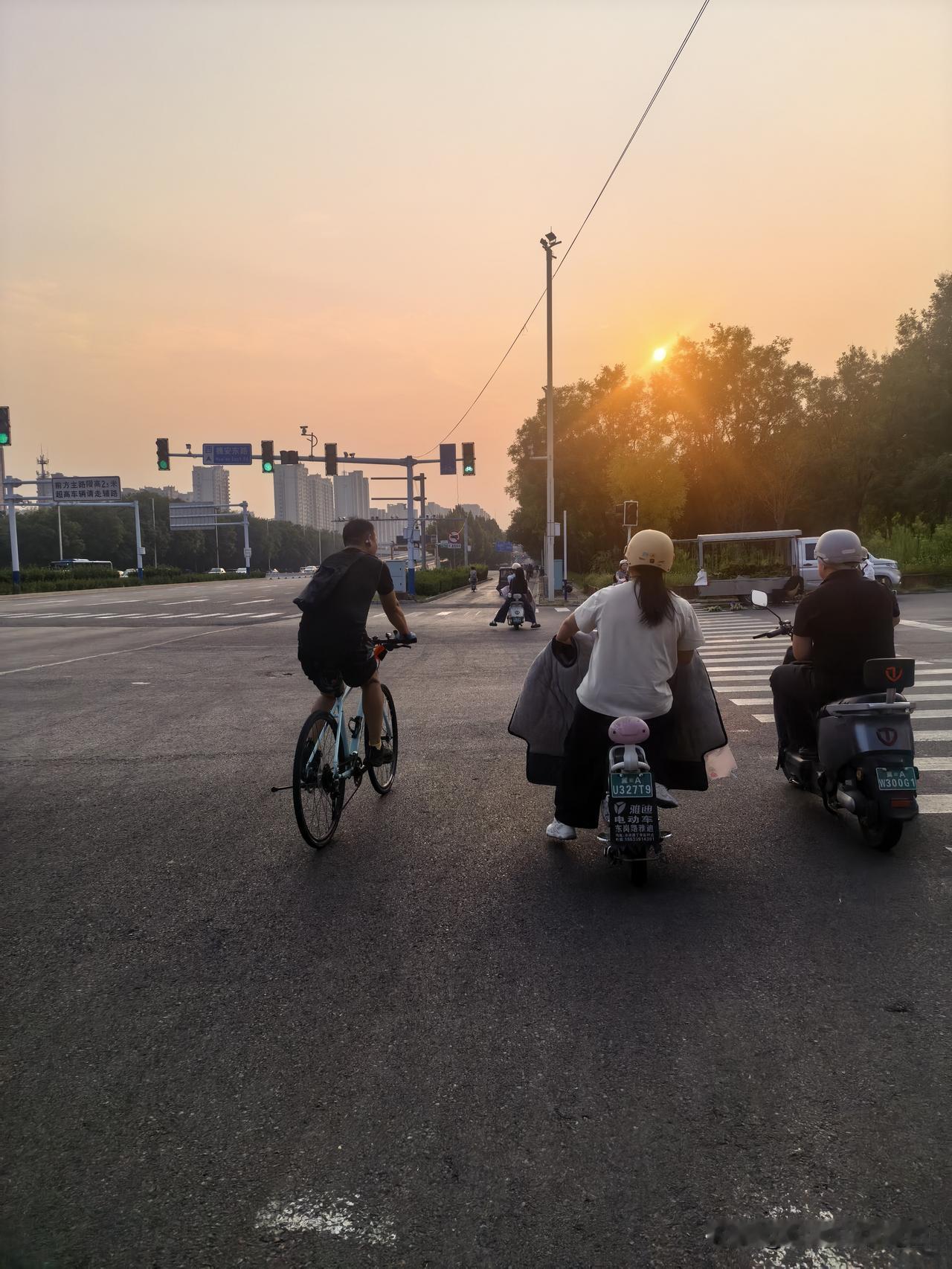 石家庄晚高峰，槐安路上红绿灯🚥好像完全失效了。很多电动自行车，开始着急往家赶。