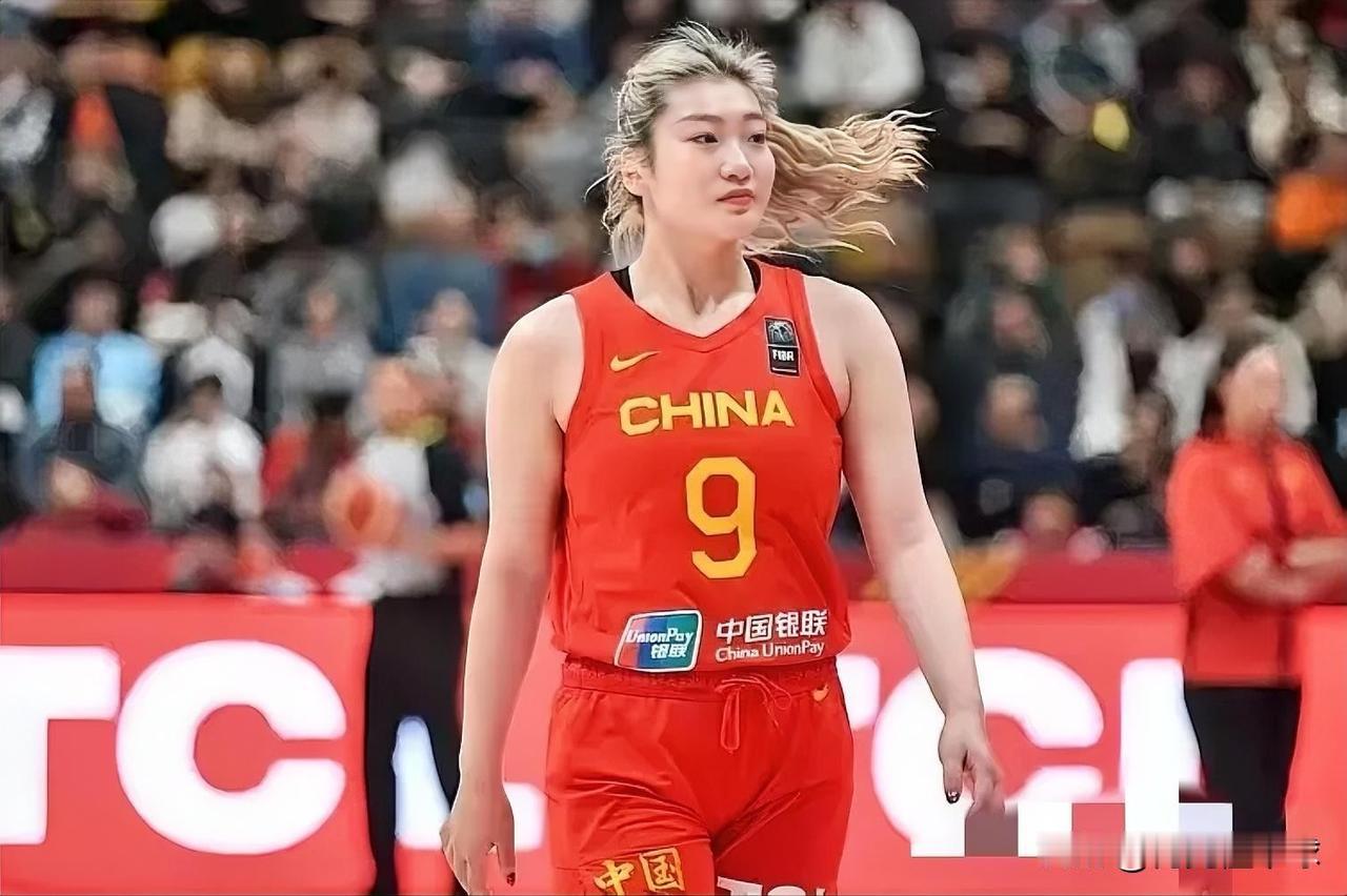 中国女篮李梦四面楚歌，处境尴尬该何去何从？1、2024年备战巴黎奥运婉拒了W