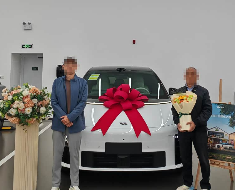 提车三天不到两百公里直接变事故车提车三天，理想智驾变智障，强行变道酿车祸，事发