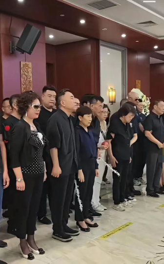 再怎么闹，这个时候还得是原配站在身边。孟真和杨议，因为小五婶儿的事情闹得沸沸扬