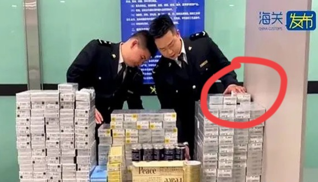 好家伙，这胆子也忒肥了！在大连周水子国际机场，一位女旅客推着行李车，大摇大摆