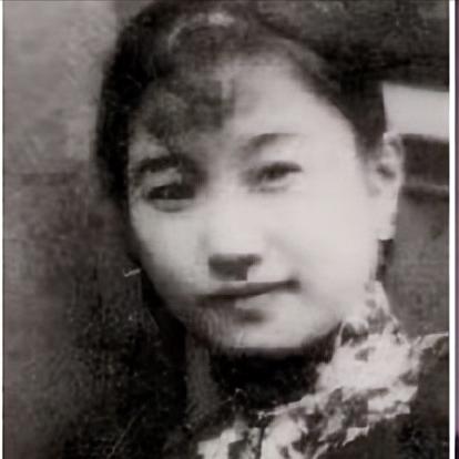 一个男人，养了一个女人整整三十年。卖字画、变家产、压缩亲生儿女的生活费——就为