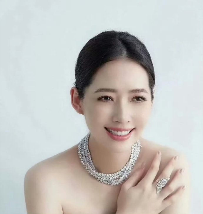 向太年轻时照片和郭碧婷不说一模一样，简直是神似了​​​