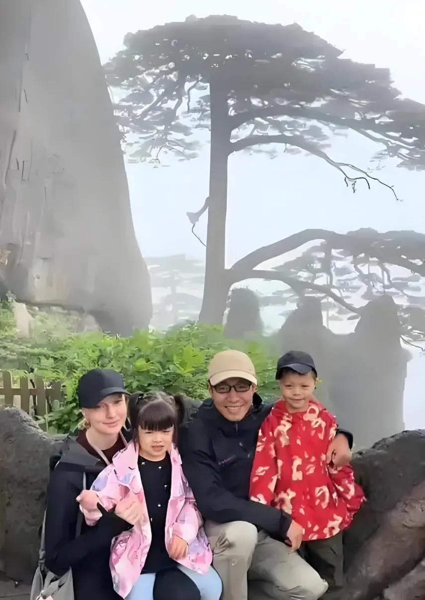 如果让章子怡看到这张照片，会不会勾起对往事的回忆和后悔曾经放弃了这段感情！黄山的