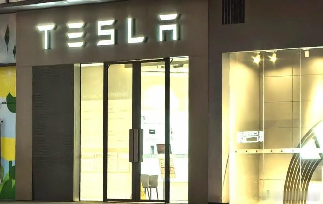 特斯拉回应女子30多万买到老款车四川乐山宋女士在特斯拉中心下单ModelY长续