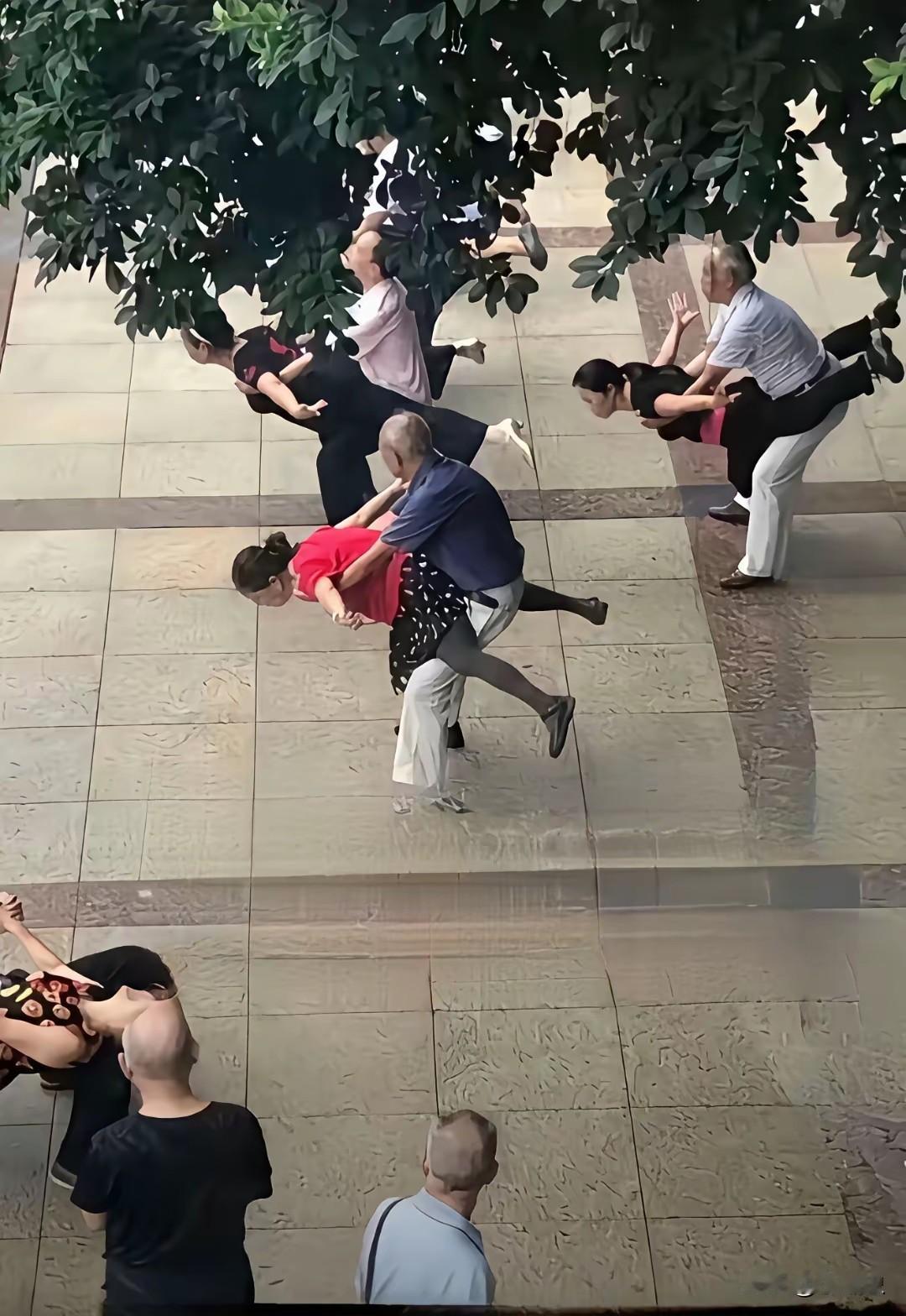 你会发现，过几年广场舞，没人跳了。广场舞最高光时刻，是2015年开始到疫情后就