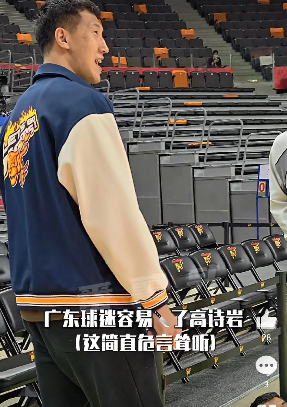 最懂广东球迷的还得是杜润旺，广东队记者对着高诗岩拍视频，杜润旺在旁边开玩笑说少拍