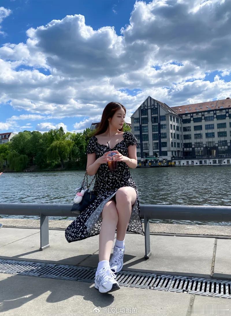 这回就不慷慨了？前LPL英文流解说Kitty晒照：出门小逛一圈2025lpl英雄