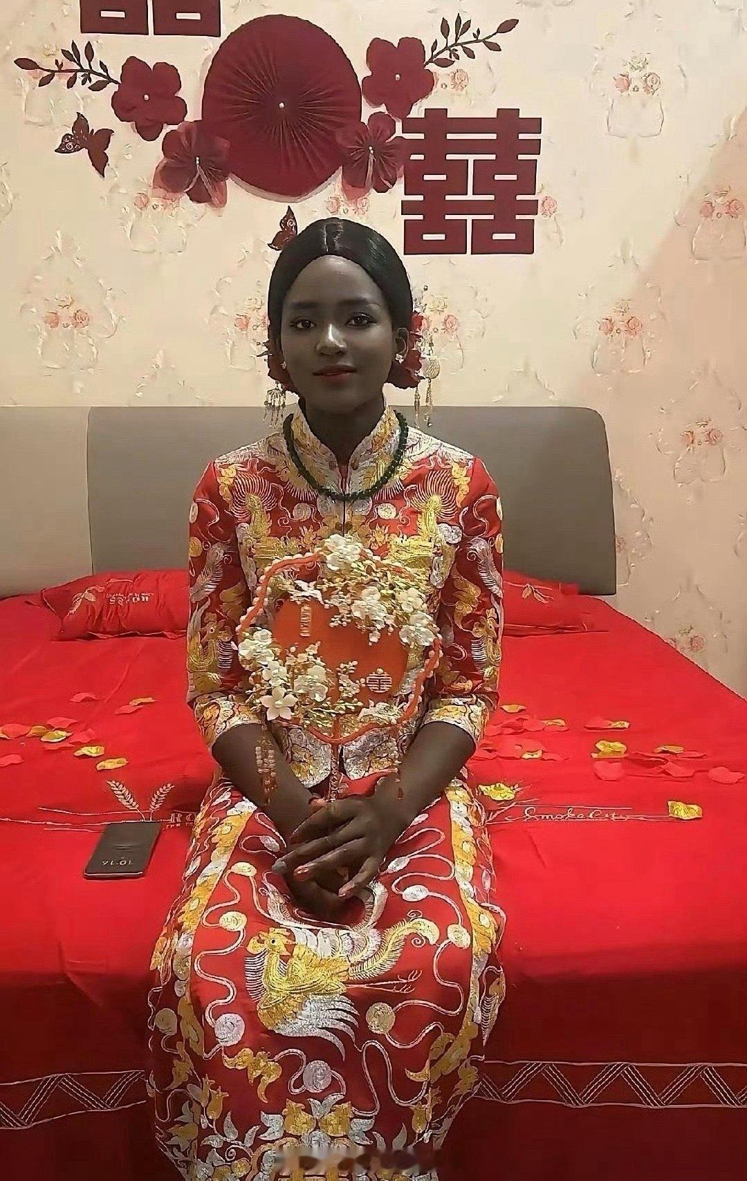 中国小伙娶了一个黑人妻子，看到他妻子的颜值，非常漂亮，这颜值在黑人中也算的上貂蝉