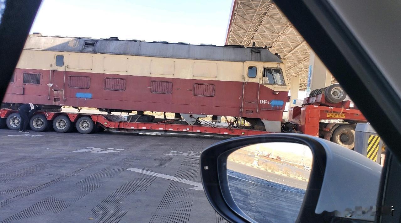 小时候，看到的公路上跑火车，可能不是错觉！公路列车在澳大利亚，加拿大，美国很