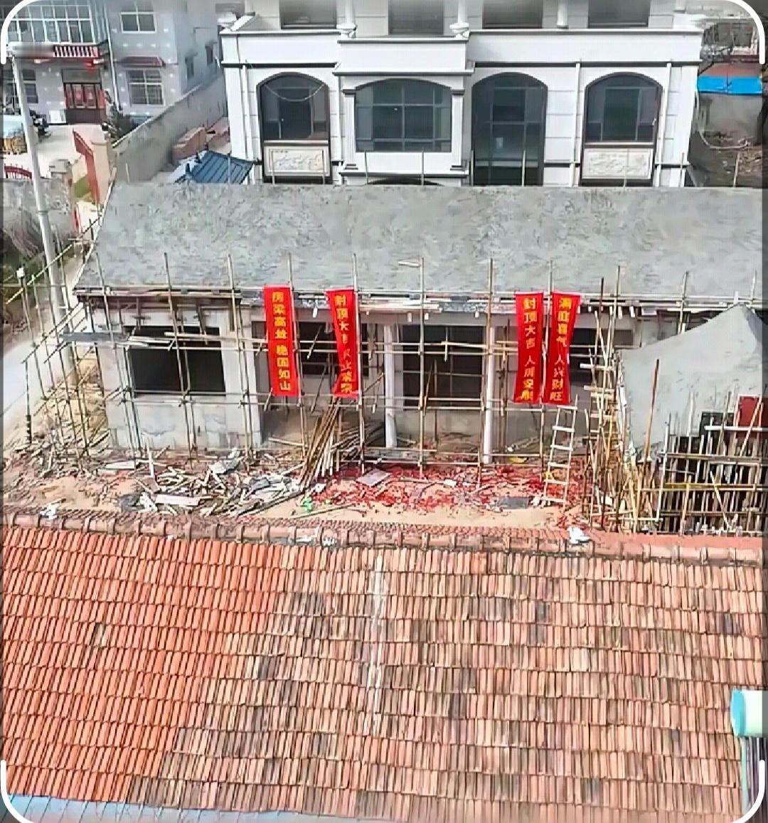 麦小登已经好些天没发抖音了，可能是想尽快平息建房事件造成的影响吧。现在只要她一发