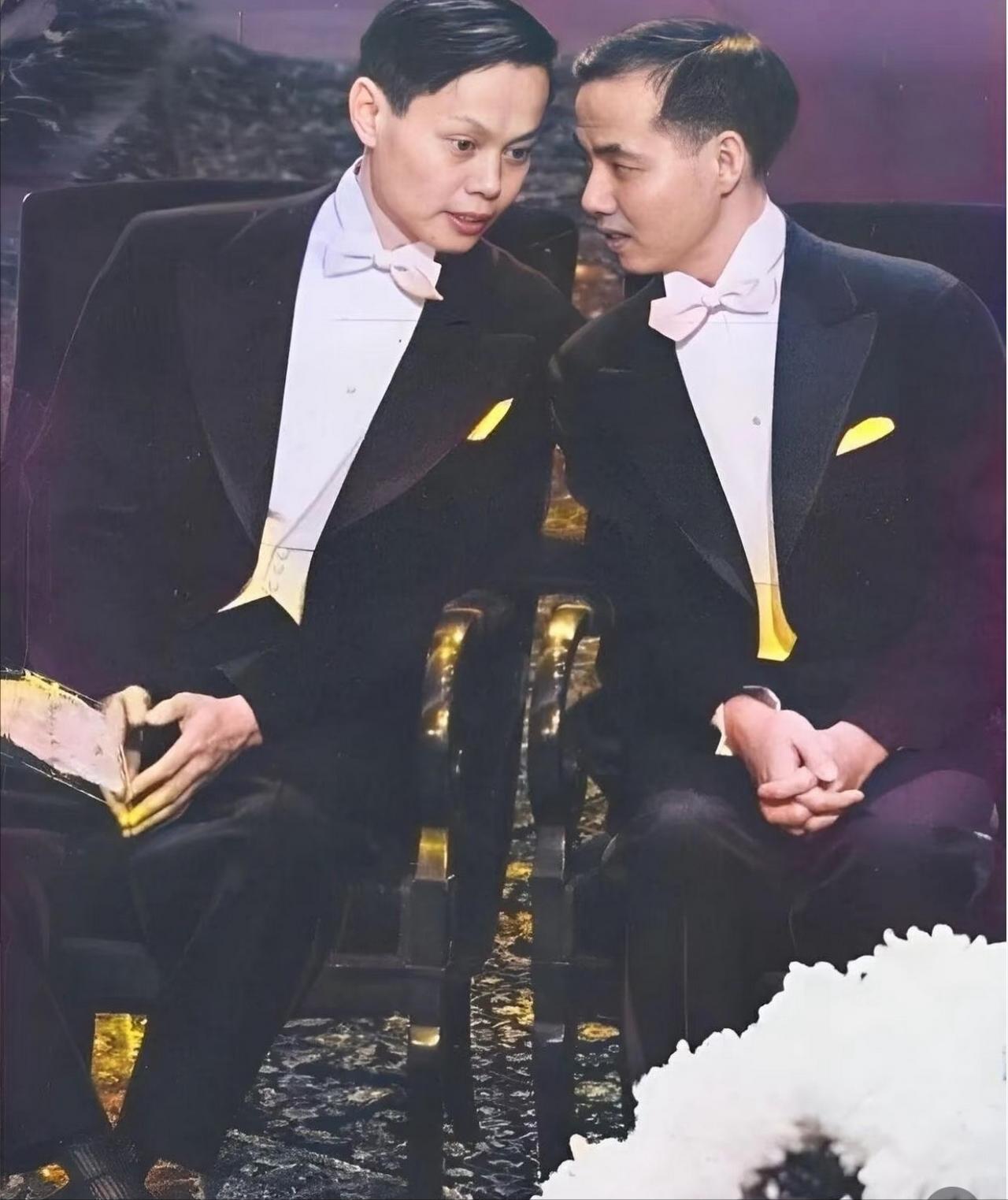 这是杨振宁和李政道最高光的时刻，都看看吧，这可不是演员扮演的。这是拍摄于19