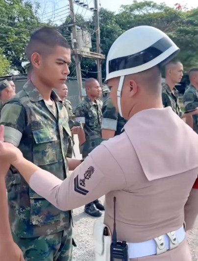 看了泰军宪兵的头盔，这设计师眼睛瓢了吗？