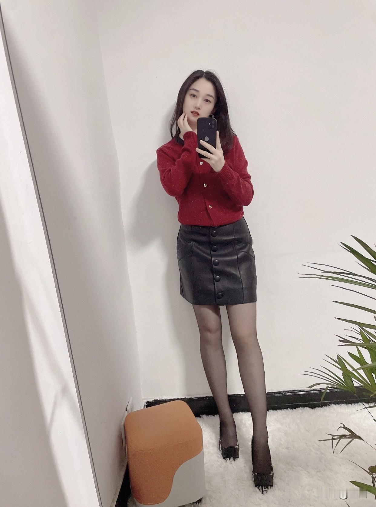 怎样穿才显得更有品味红衣配皮裙简直是经典中的经典，太有品味了！红色热烈又充满活力