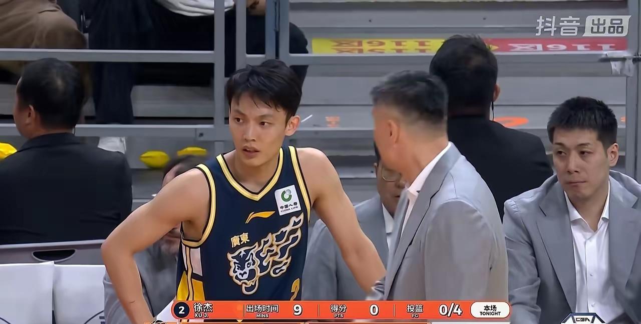 徐杰很无奈！广东队暂停的时候，杜峰要给替补席安排战术，胡明轩在鼓励大家，徐杰只
