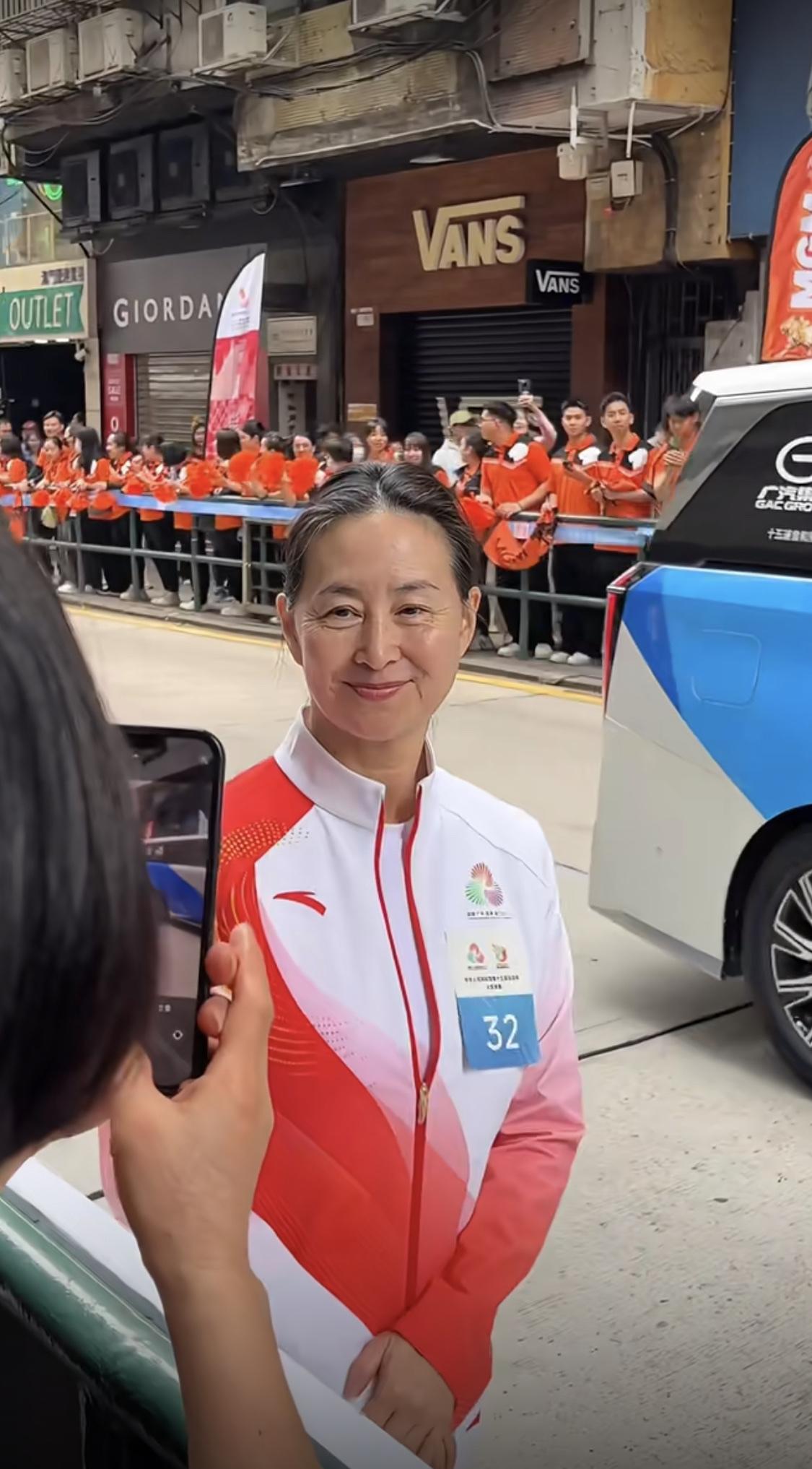 何超琼参加活动，粉丝要拍照，她都配合的摆好姿势，让粉丝拍。何超琼年轻时候是真