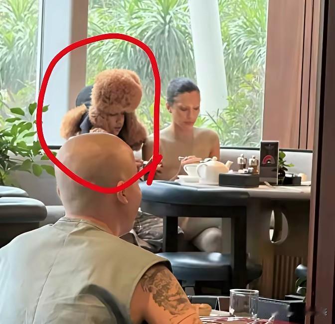 这个老外真能出洋相，大热的夏天，居然戴个皮帽子，感觉像是狗皮帽子，也许这是在捂汗