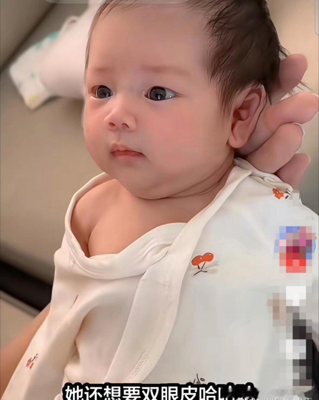 汪小菲三胎儿子，长得真好，像混血儿一样，白白胖胖嫩嫩的，一看就是聪明的宝宝，未来