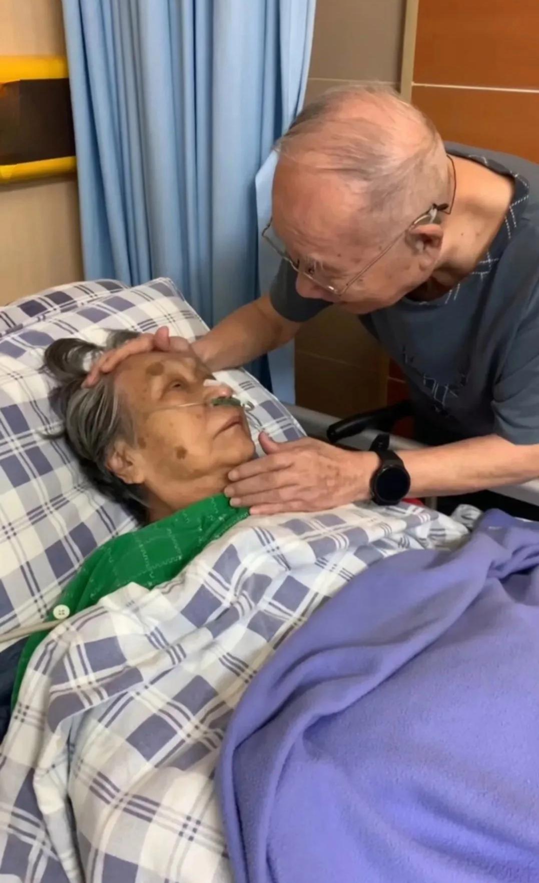 老太太临终前向老伴忏悔道：“老头子，我要跟你说实话了，我们那四个儿子都不是你的。