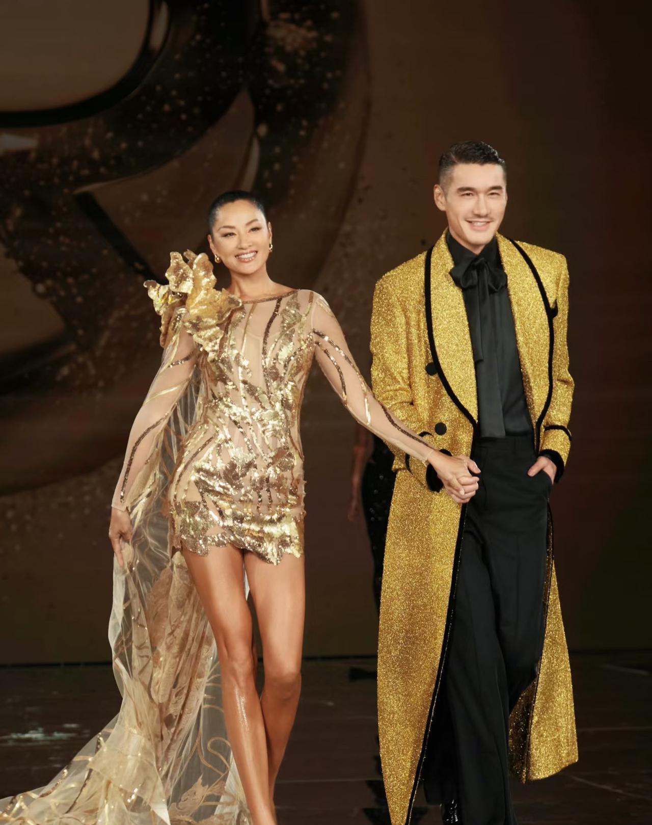 54岁胡兵和53岁瞿颖同台走秀，美炸天！两个年过半百的国内第一代超模，这仪态，这