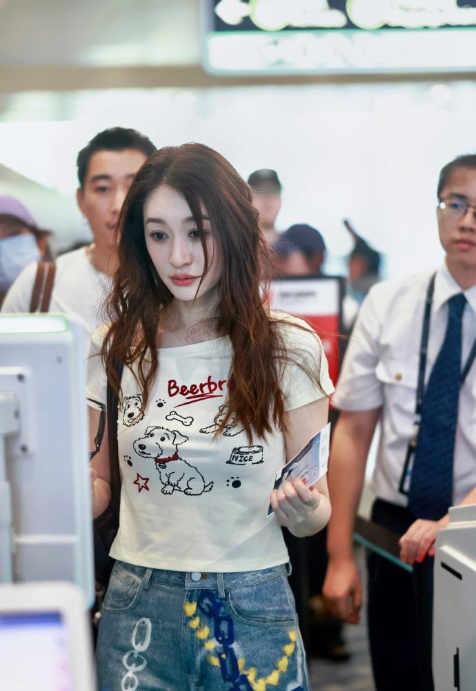 今天李小冉现身北京机场，她这次搭配的很有潮流时尚感，看起来特别的显年轻，气质超好