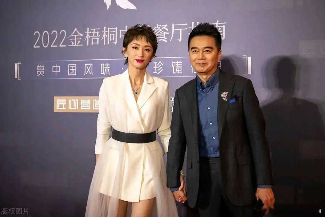 61岁许亚军下厨陪老婆过节，脸发肿还有些僵张澍在家被他宠成仙女​​​
