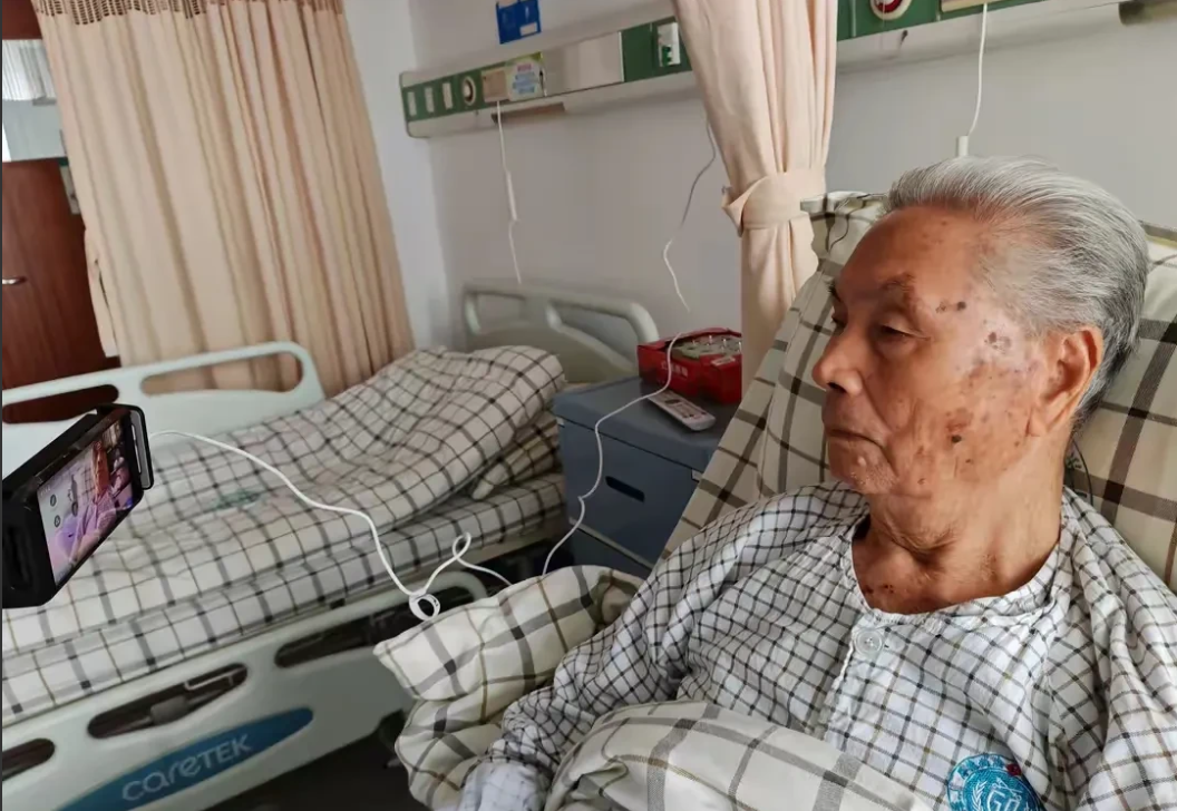 95岁高龄的离休老干部被判定为恶势力团伙首要分子并获刑5年，这一消息迅速在网络上