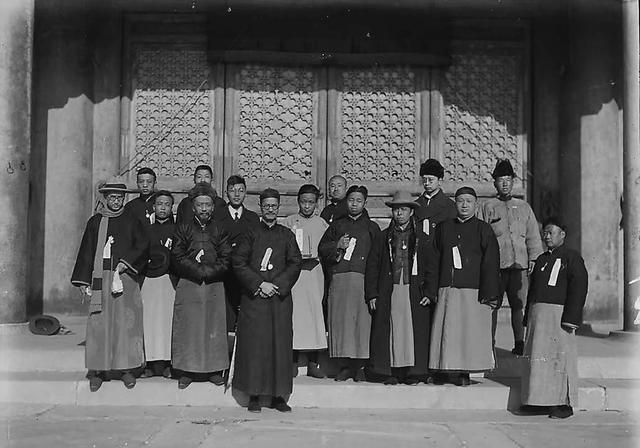 1921年,故宫装了电话。溥仪感觉很好玩,到处打电话。心血来潮给新文化运动的代表
