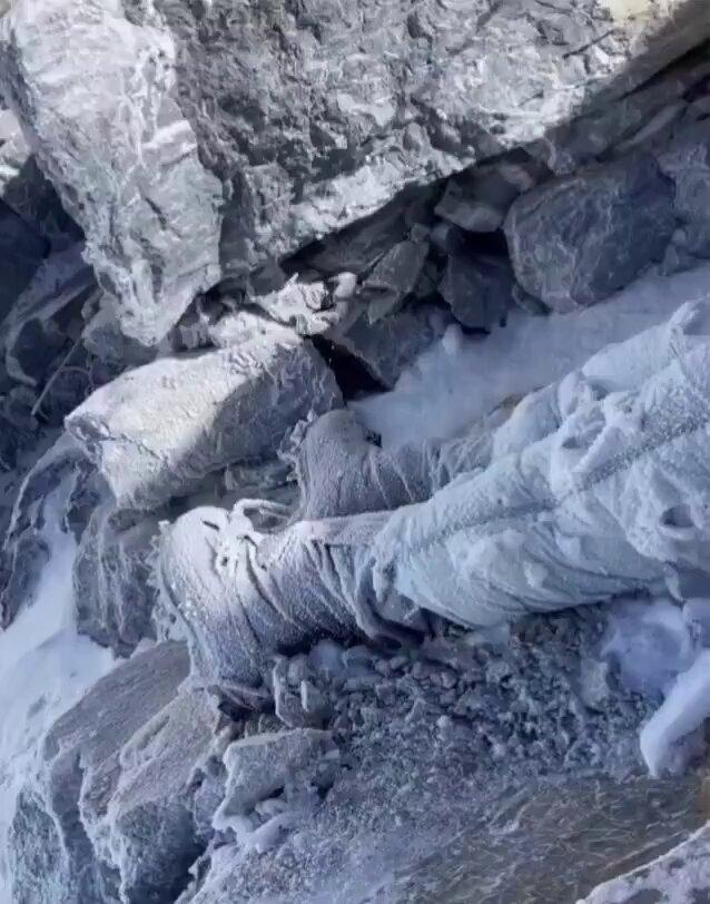 冰川融化之下，珠峰冰层里尘封多年的遇难登山者，正一点点重见天日。外网流传一
