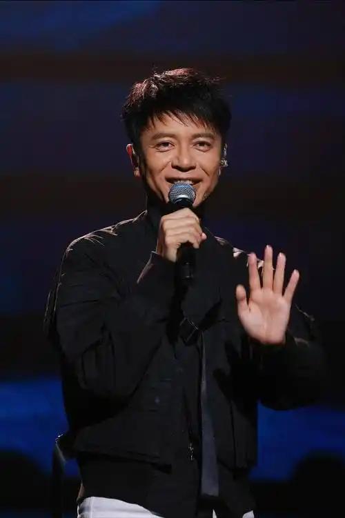 台湾歌手吴克群，干了一件我想都不敢想的大事！他在人民日报发表了篇文章，我一字不落