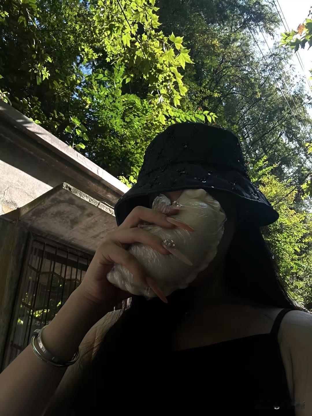吃饭时间孩子突然问：“妈妈、你讨厌奶奶吗？”这一下子把我给问住了。心里飘出好