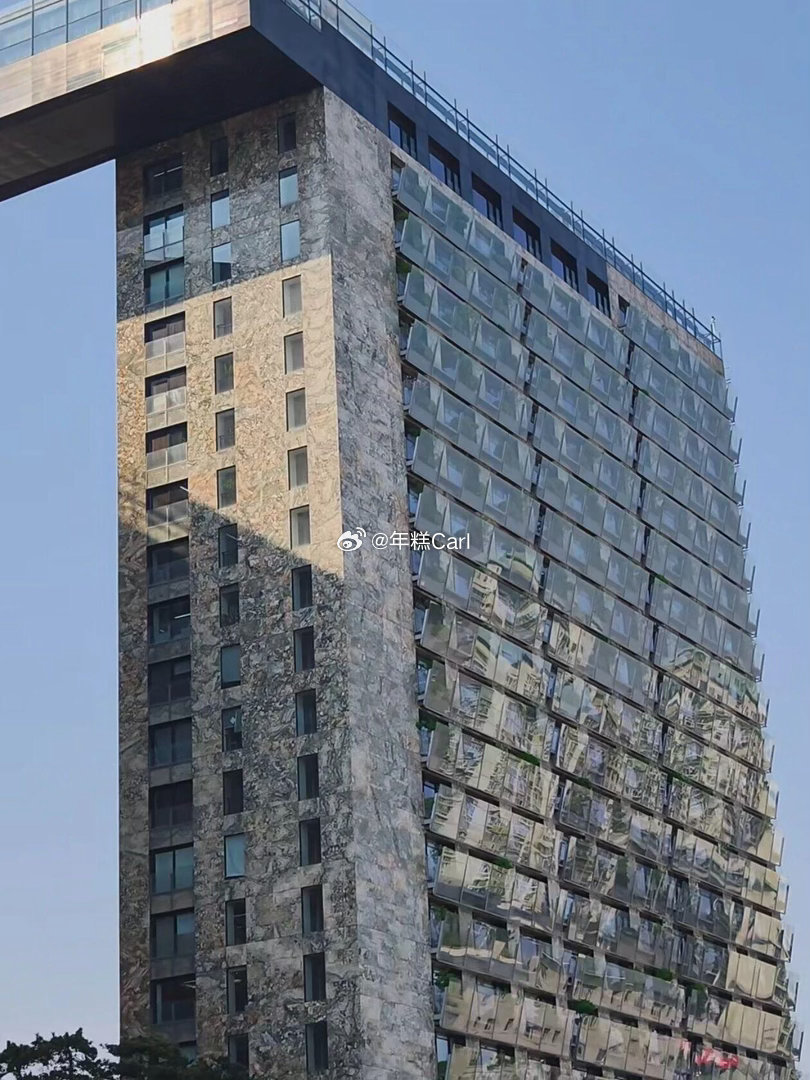好端端的楼，为什么要贴发霉一样的瓷砖？​​​