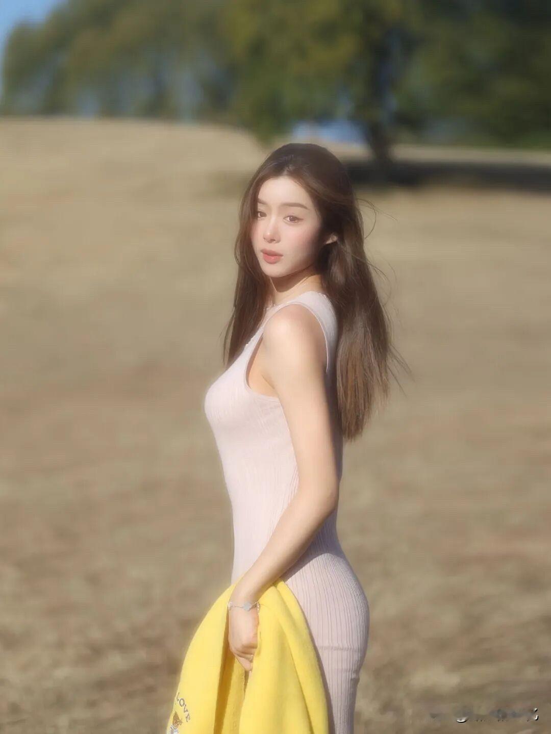 草地秒变摄影棚！3个懒人动作，一躺一坐一回头，胶片感直接拉满！[比心][比心][