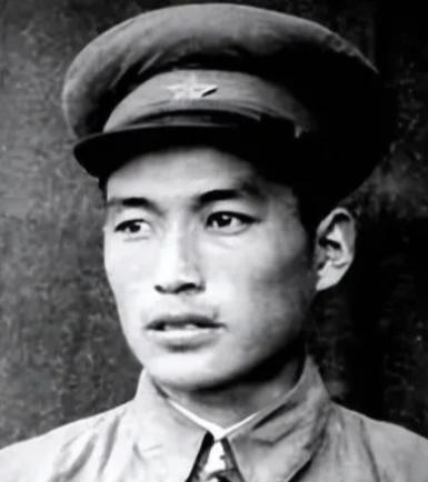 1949年，3名侦察员误入一间破旧牛棚，一名战士刚躺下，突然一阵疼痛，伸手往草堆