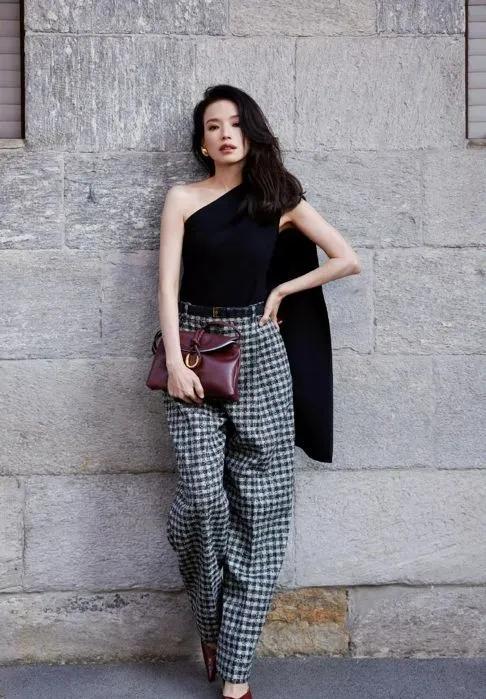 中年女人别穿得太土了！学学舒淇，一件上衣+一条裤子就赢麻了舒淇
