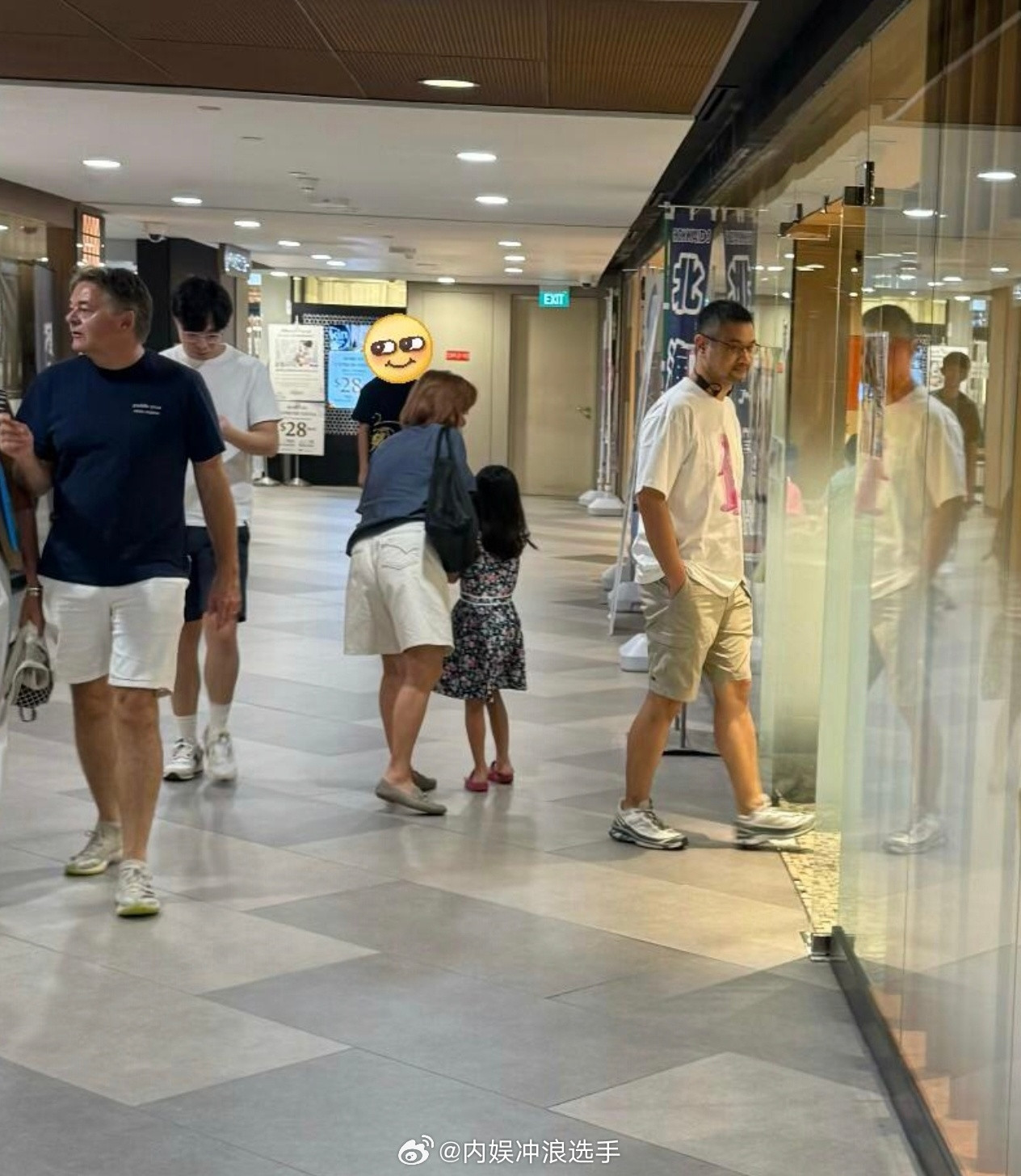 孙燕姿夫妇带女儿逛街新加坡偶遇孙燕姿一家新加坡偶遇孙燕姿一家​​​