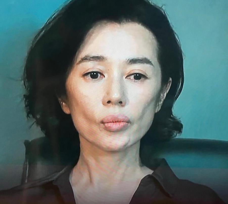 49岁的余男在新剧《目之所及》里一亮相，好多人差点没认出来——这真的是当年那个飒