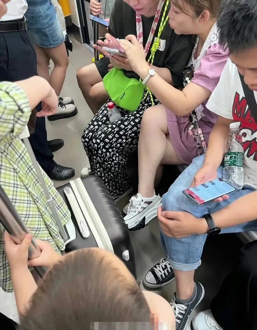 地铁上，因为没人给孩子让座，气得宝妈拍照曝光座位上的人！怎么说呢，还是那句老话