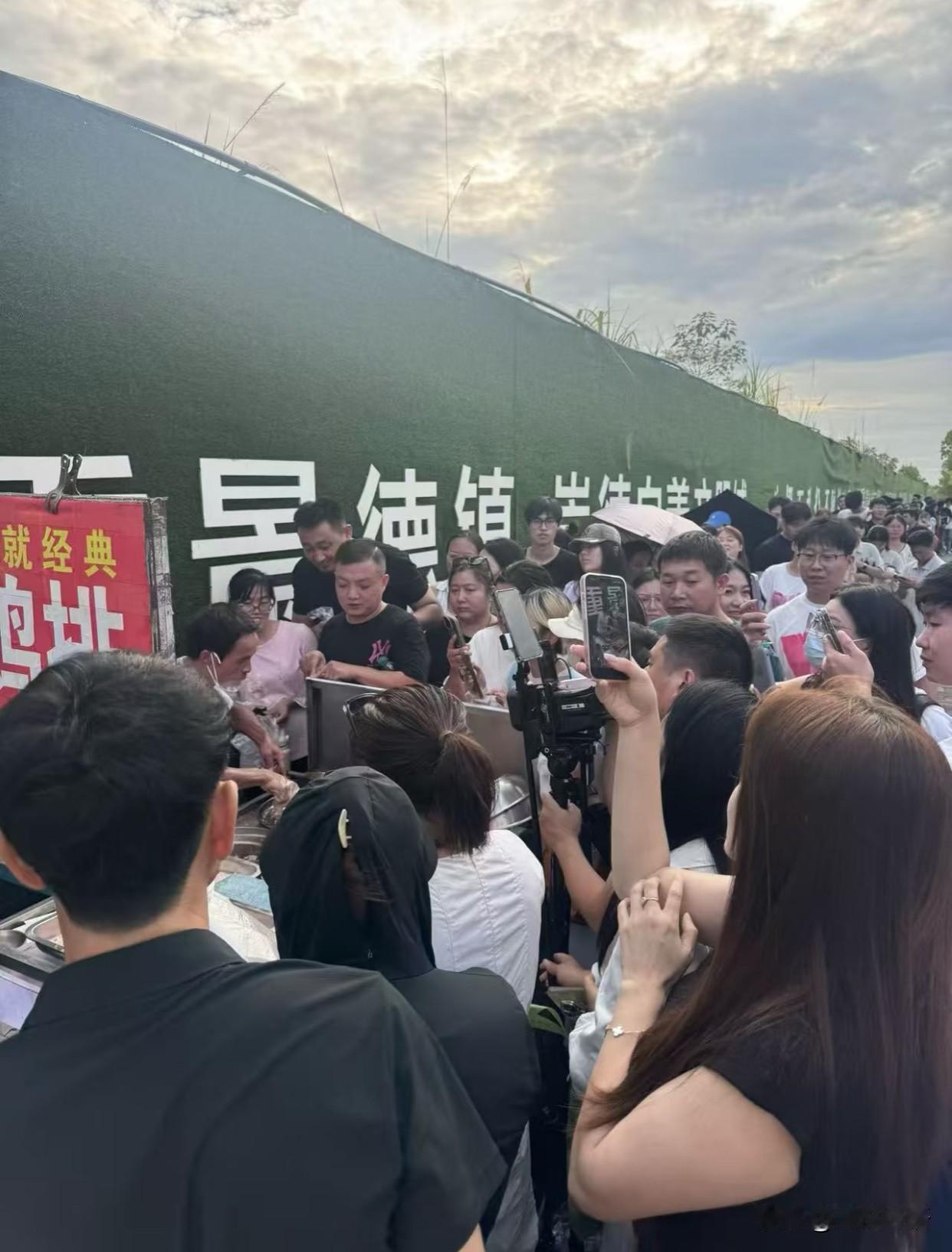 这“鸡排哥”直接把街堵成菜市场了！最近刷到的鸡排哥也太离谱了！网红经济真的