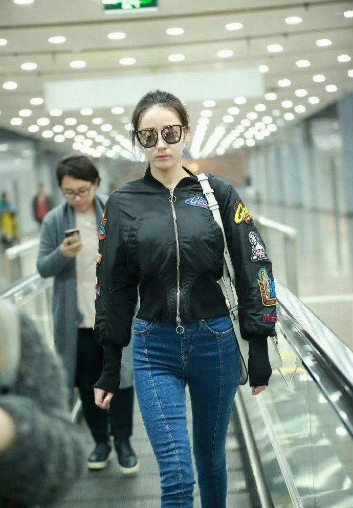 迪丽热巴热力感穿搭的神热巴这身材[哆啦A梦吃惊