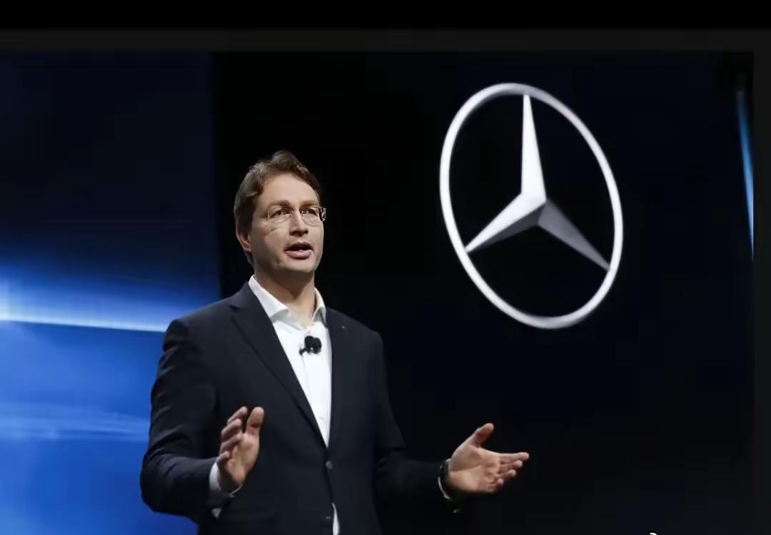 奔驰崩了，崩得挺惨。一季度在华暴跌27%，连续五年下滑，亚洲最大市场的位子没了。