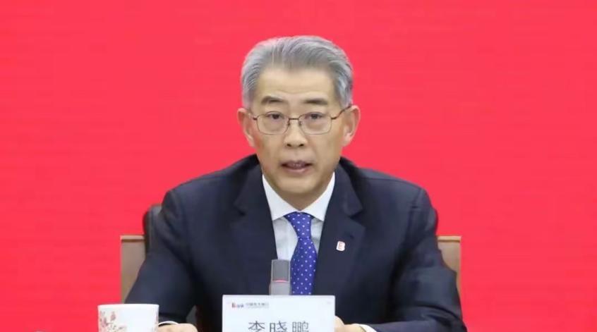 敢贷款给许家印的李晓鹏，家族式产业链的贪腐有多骇人听闻？许家印落马之后，众人对他