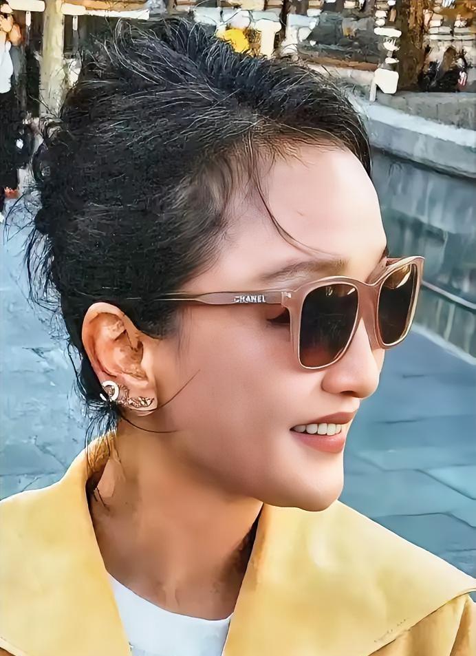 全巴黎都被周迅震住了！51岁白发坐香奈儿头排，直接杀疯全场！别人死磕少女感