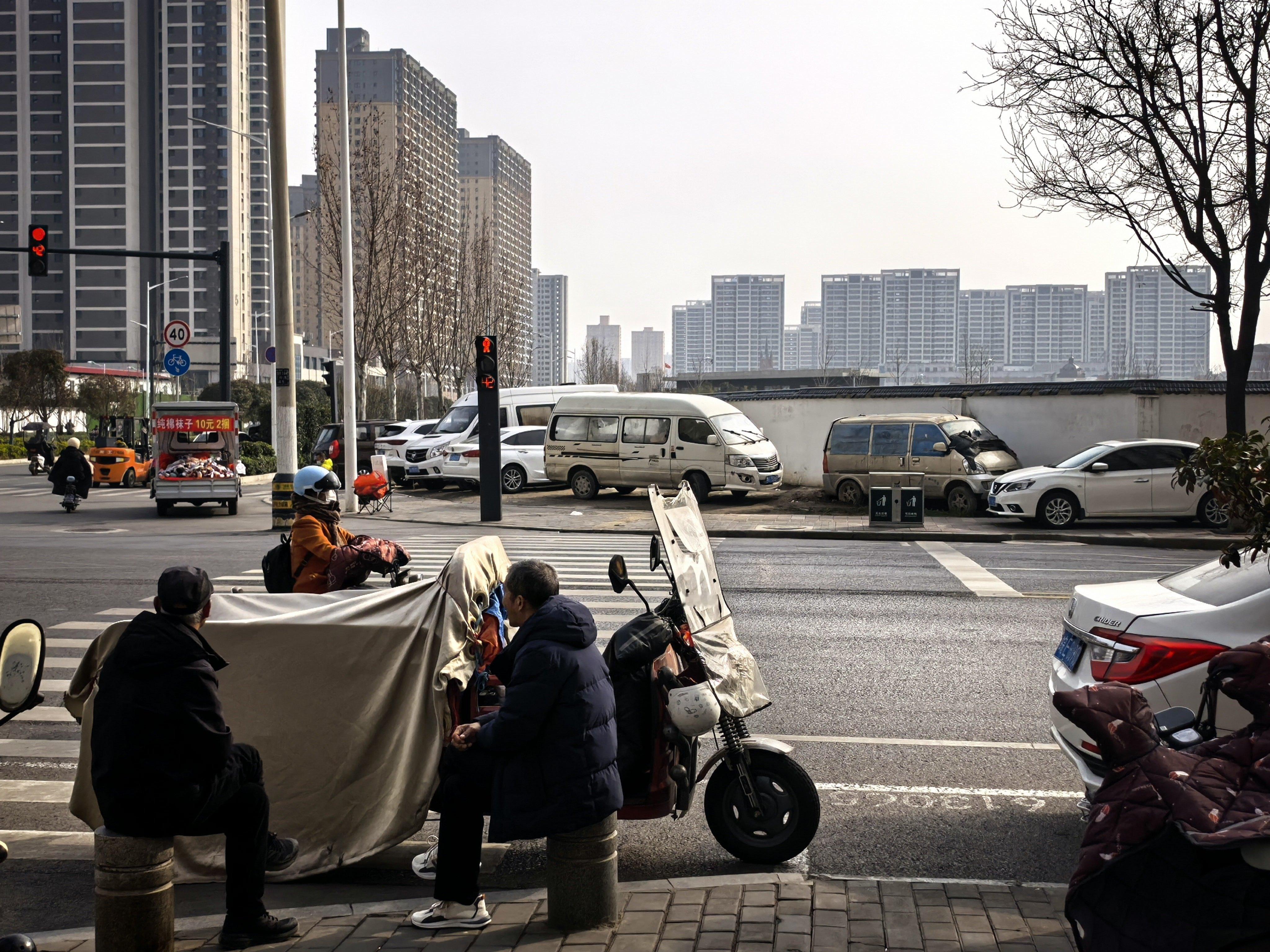 西安的违停真的离谱，除了高快路，走到哪都能看到违停，甚至右转路口都有违停车，我经