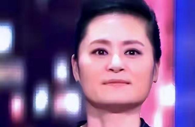 一代歌后金炜玲曾打败韦唯和毛阿敏，后来却沦落到当保姆，还被亲弟弟打成脑震荡。当年
