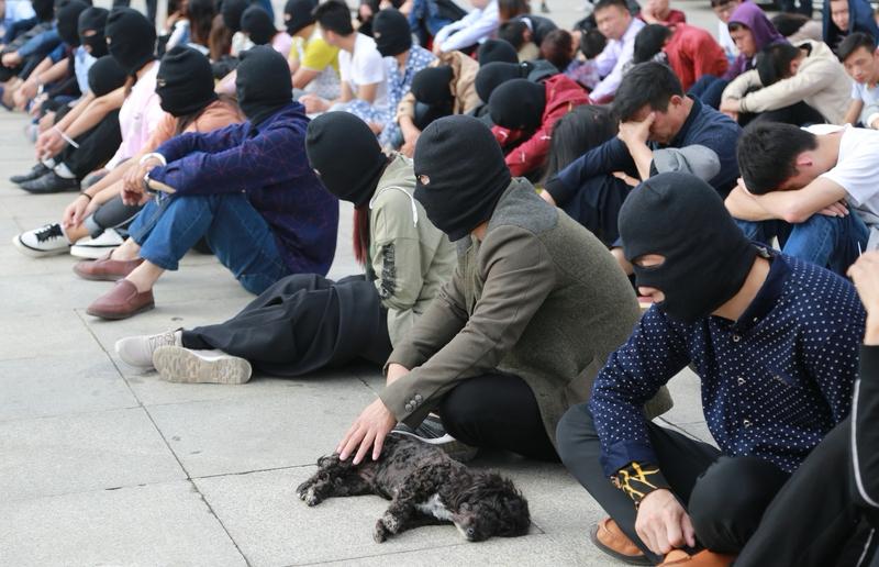 云南楚雄警方卧底传销组织曝光的场面太疯狂了！事情源于一张“传销骗人，救救我”的纸