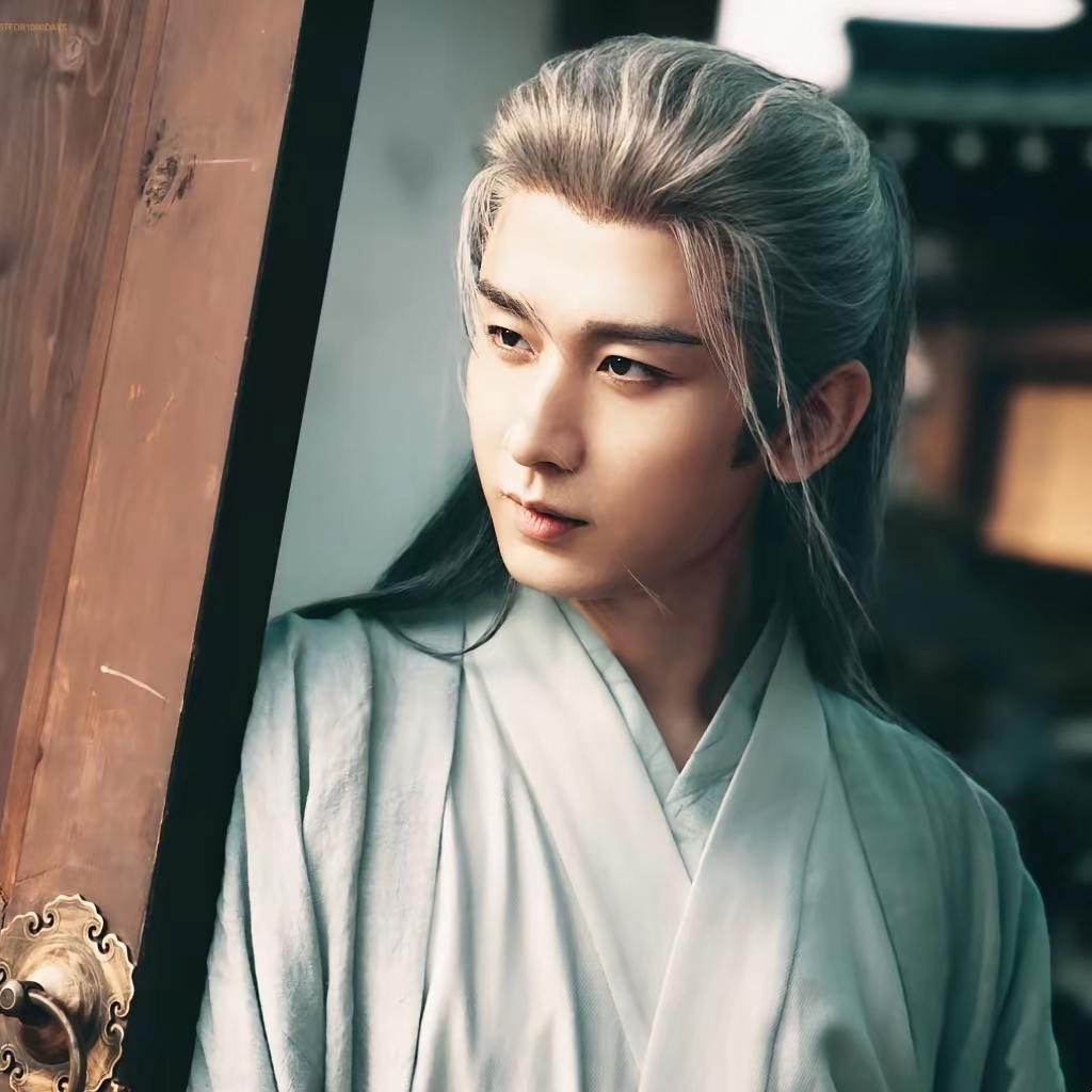 《长安二十四计》这剧，真是把观众的脑子按在地上摩擦！刚看第一集就懵了，上一秒还勾