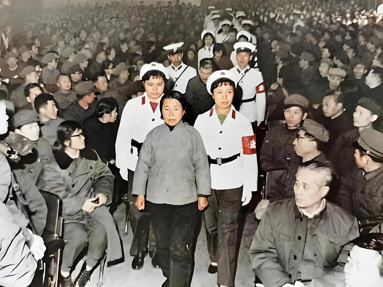 1979年，大贪污犯王守信被押进法庭参加公判大会。画面中，王守信被两名身着白色制