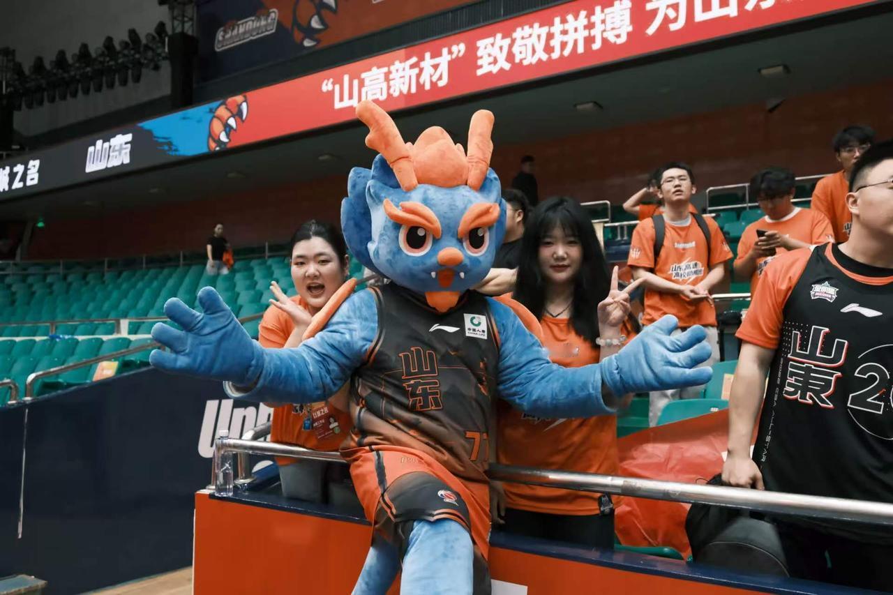 山东高速男篮惨败出局，主帅邱彪赛后怒斥球员“不是职业球员”。然而，这番迟来的爆粗
